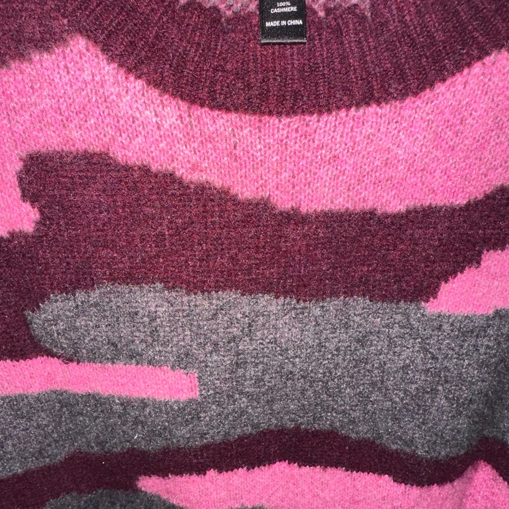 Aqua 100% Cashmere sweater in pink camo size M